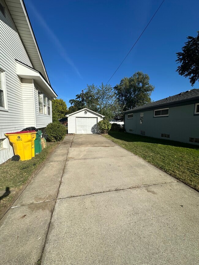 Foto del edificio - 22822 Hayes Ave