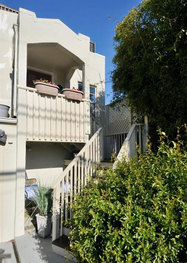 Building Photo - 525 9th Ave