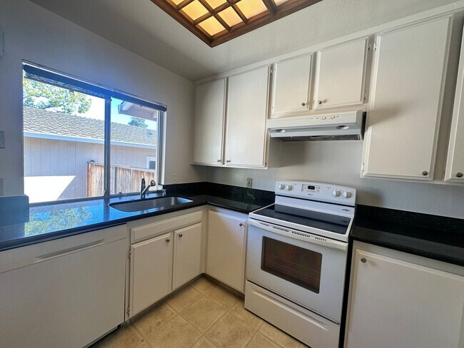 Building Photo - Beautiful Cupertino Condo Available in Wes...