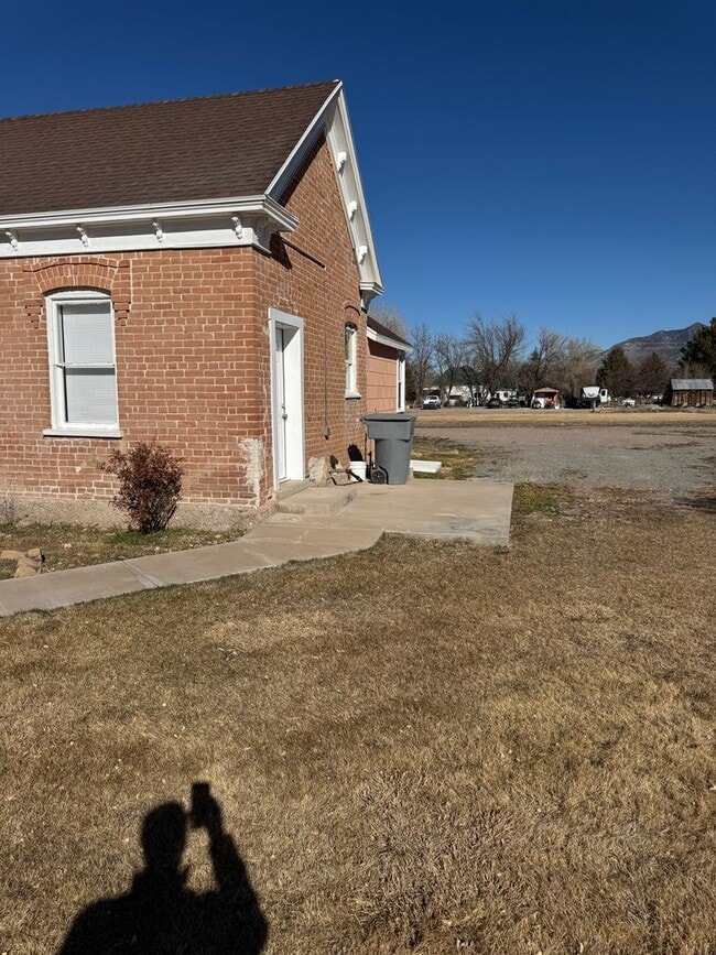 Building Photo - Charming older home