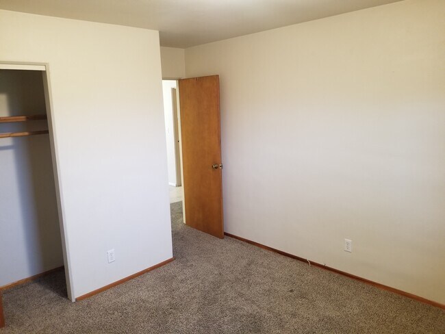 Building Photo - 140 High Forest Dr