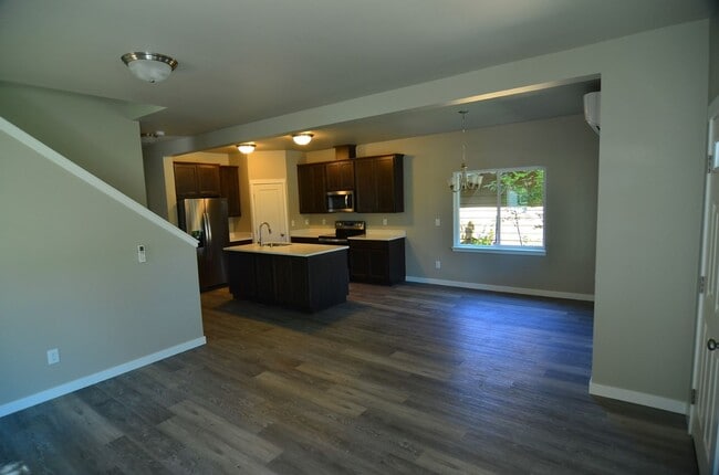 Building Photo - 5 Bedroom, 2.5 Baths Home for Rent, Available in September