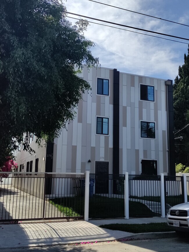 Building Photo - 3711 Halldale Ave