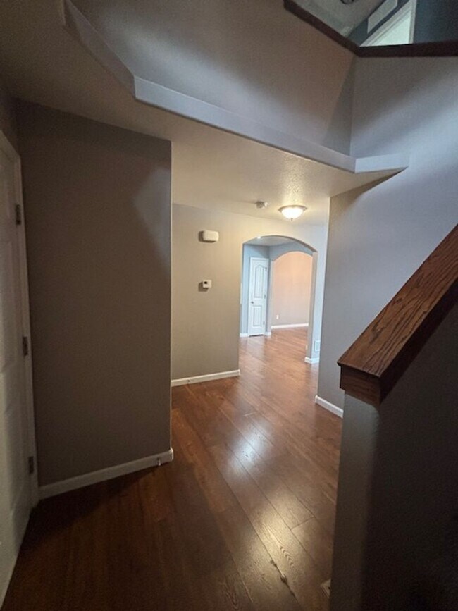 Building Photo - 4 Bedroom 3.5 Bath Townhome in Saddle Ridg...