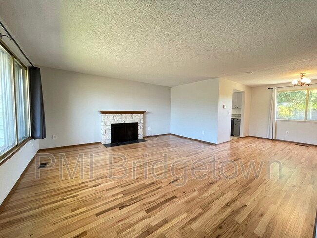 Building Photo - 12016 SE Redwood Ave