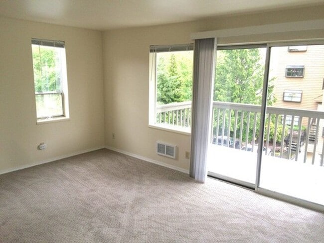 Building Photo - Hidden Gem in Northeast Seattle w/ In-Unit Washer/Dryer!