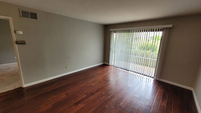 Foto del edificio - CARMEL VALLEY - The Lakes at Del Mar - Nice 1 Br / 1 Ba Condo - TENANT OCCUPIED - AVAIL 05/01/2026