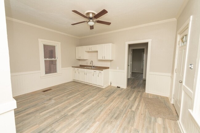 Building Photo - West Park 4 BEDROOM 2 BATH FOR RENT!!!