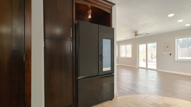 Building Photo - 808 Vassar Dr NE
