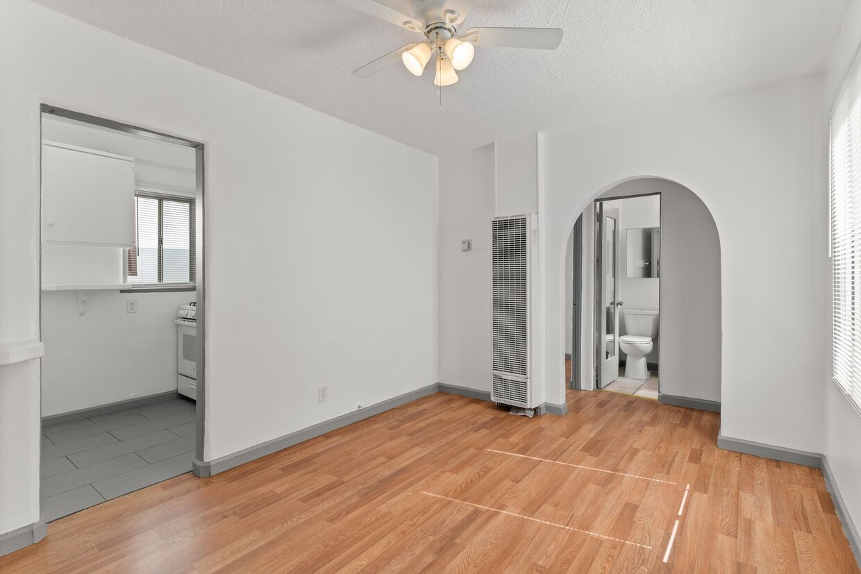 Foto principal - 2652-2728 E 15th Street