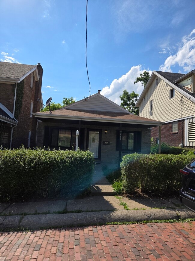 Building Photo - 2064 Dartmore St
