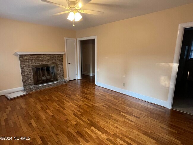 Building Photo - 213 Oak Leaf Dr