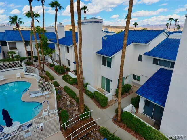 Building Photo - 1800 Club House Dr
