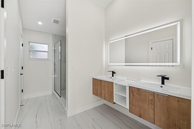 Building Photo - 4520 SW 22nd Ave
