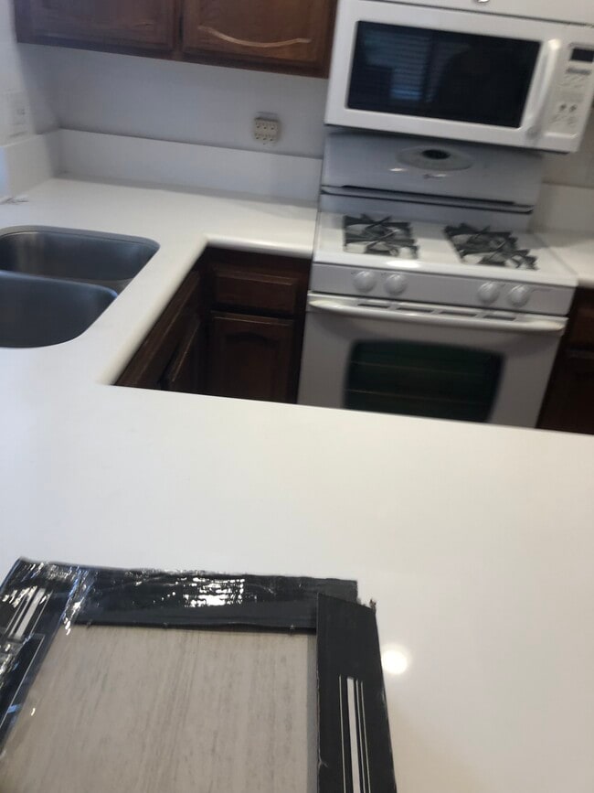 Foto del edificio - 4732 Lakeview Ave