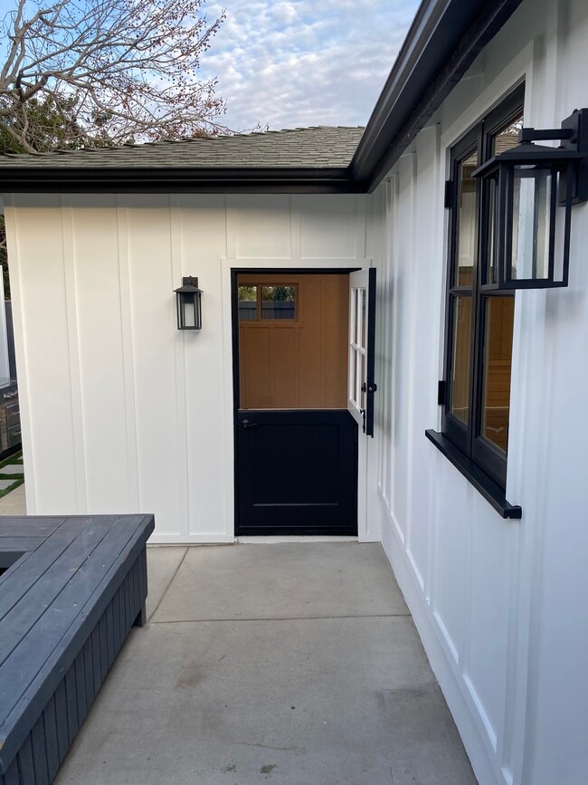 Building Photo - 8418 1/2 Glider Ave