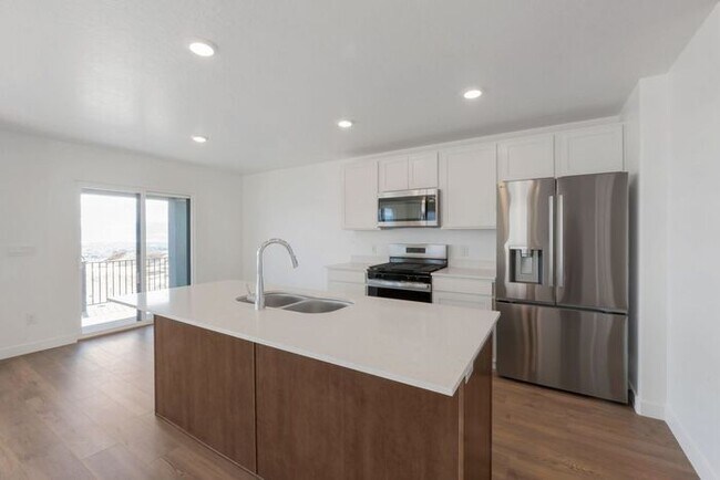 Foto del edificio - BRAND NEW LUXURY ROW END TOWNHOUSE W 2 CAR GARAGE