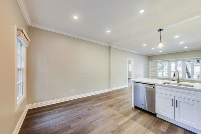 Building Photo - RARE STAND ALONE 2 BD BUNGALOW WITH IN UNI...