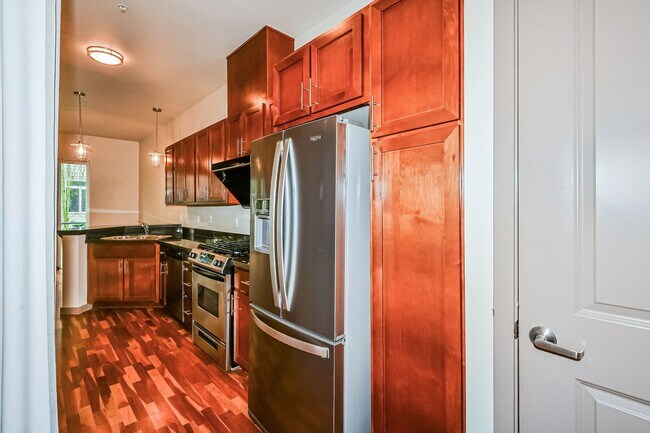 Foto del edificio - Prime Downtown Kirkland Location with Modern Finishes