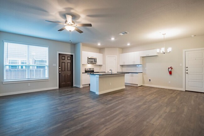 Building Photo - AVAILABLE NOW! GORGEOUS 2 BEDROOM FOUR PLE...