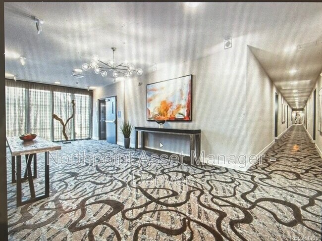 Foto del edificio - 155 S Monaco St Pkwy