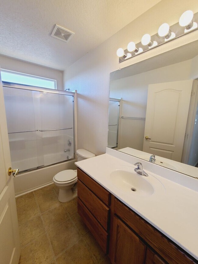 Building Photo - Spacious 3 bed 2.5 bath home in Huning Ranch!