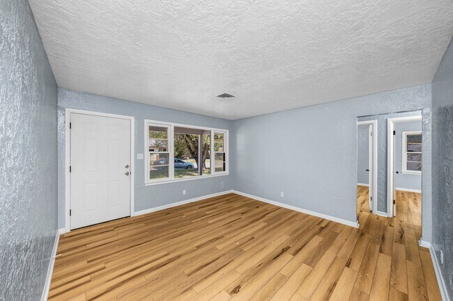 Building Photo - 2408 NW Ozmun Ave