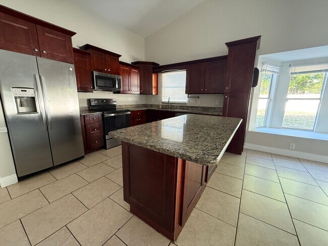 Building Photo - Spacious 6BR House in Spring Hill