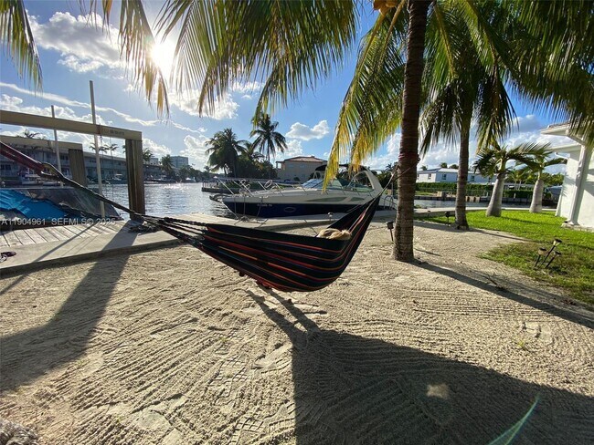 Foto del edificio - 12388 N Bayshore Dr