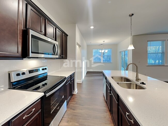 Foto del edificio - 7023 Garrett Ct
