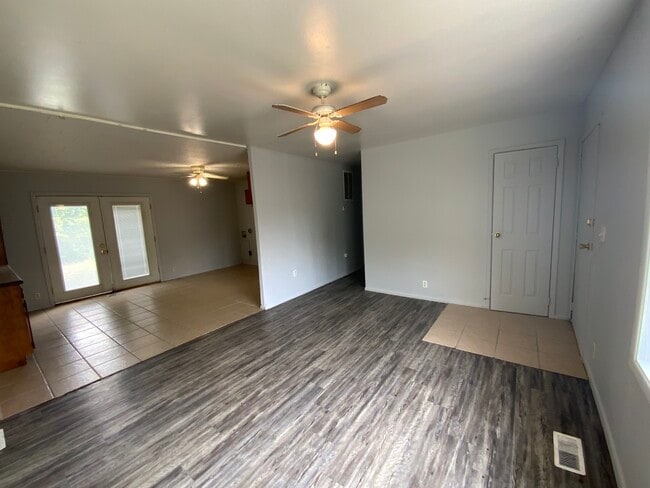 Building Photo - 807 Knollcrest Dr
