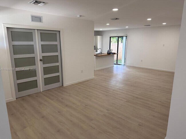 Foto del edificio - 574 NW 7th St