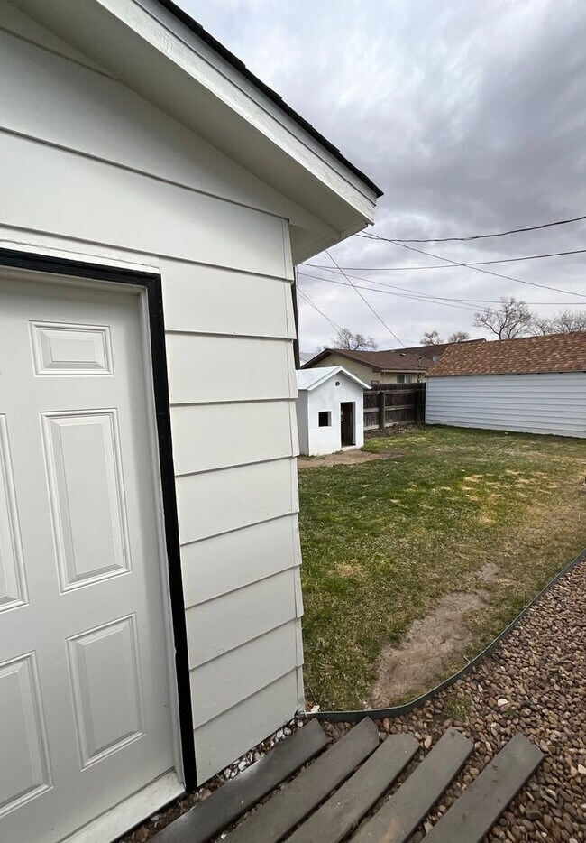 Foto del edificio - 3 Bed 1 bath with large 2 car garage close to schools.