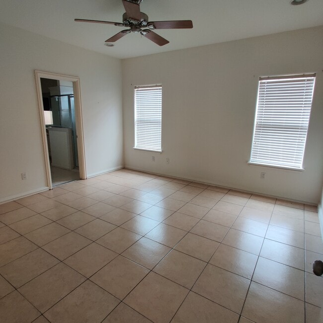 Building Photo - 633 E Sandyhills Ave