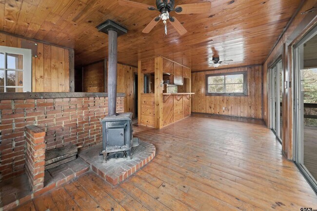 Building Photo - 20973 Lakeview Dr