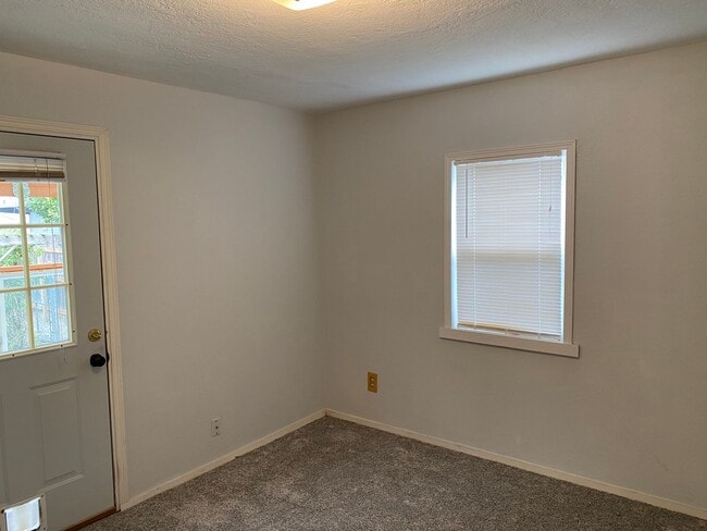 Building Photo - Cute home close to South Salem HS