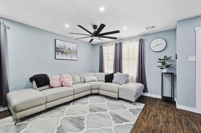 Foto del edificio - 2136 Dayton Ln