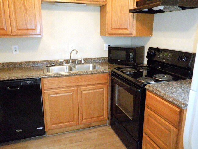 Building Photo - 2 Bedroom and 1 Bath Condominium.  Conveni...