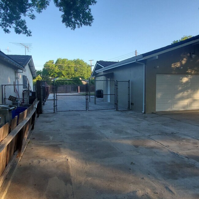 Building Photo - Newly Updated 3 Bedroom 2 Bathroom with ga...