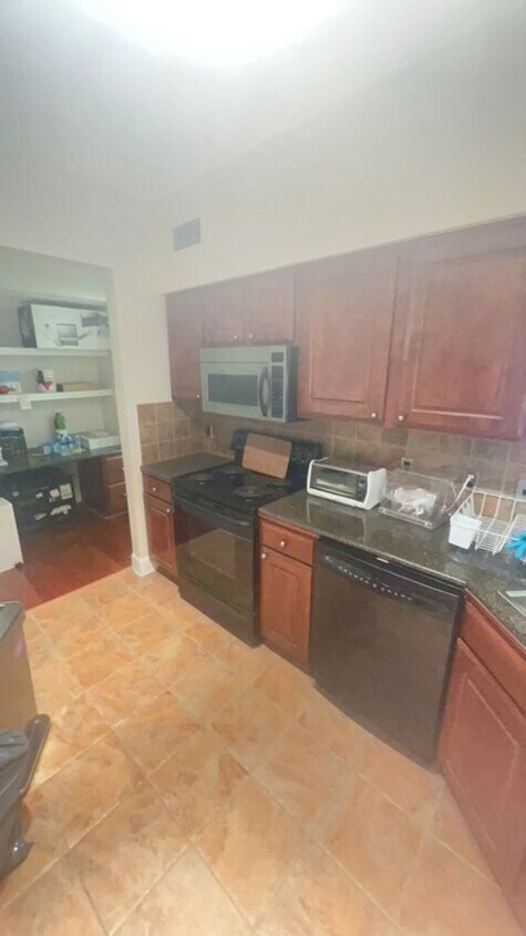 Foto principal - 7701 Rialto Blvd