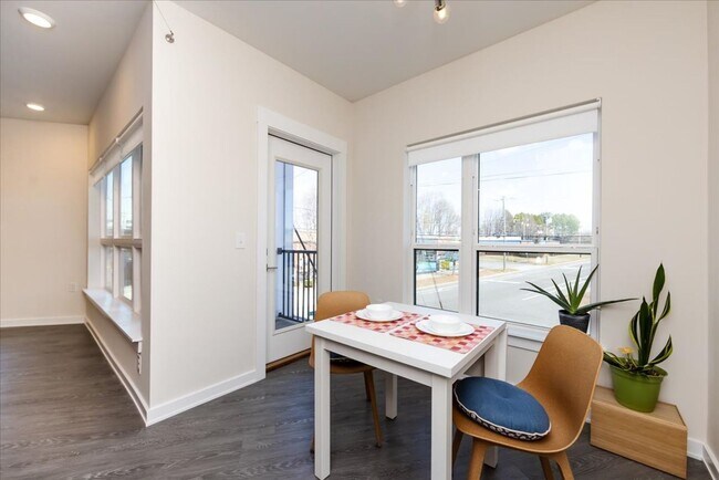 Foto del edificio - Bright 1BR Corner Condo in NoDa – Walk to Dining, Breweries & Light Rail