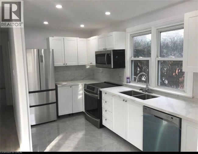 Building Photo - 850 Garth St