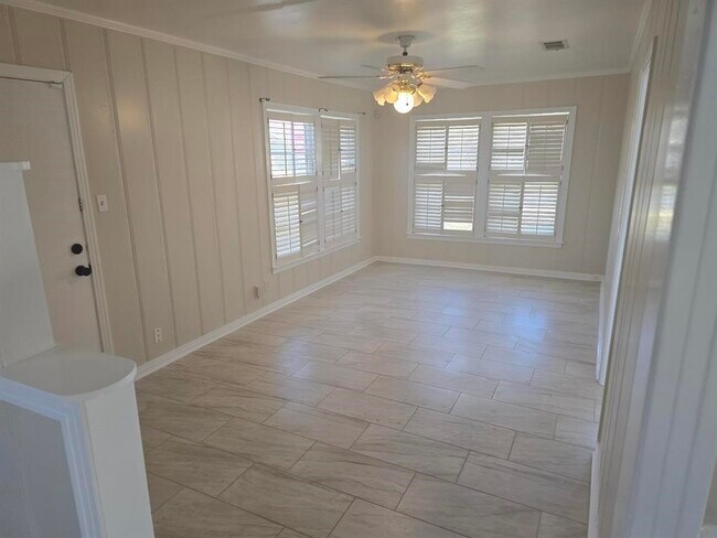 Foto del edificio - 1795 Euclid St