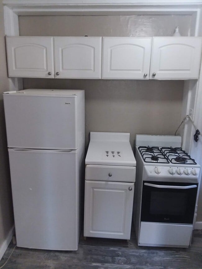 Building Photo - Cap Hil Adorable 1 Bedroom Available Now!