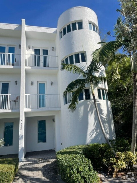 Building Photo - Flagler Townhomes