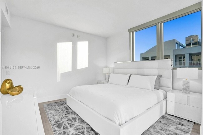 Building Photo - 1300 Brickell Bay Dr