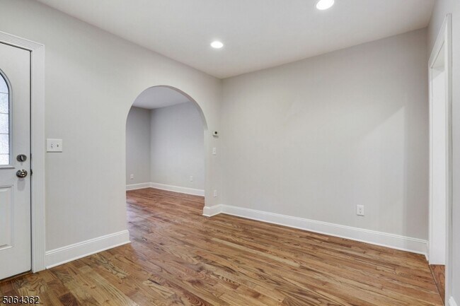 Building Photo - 304 N 10th St