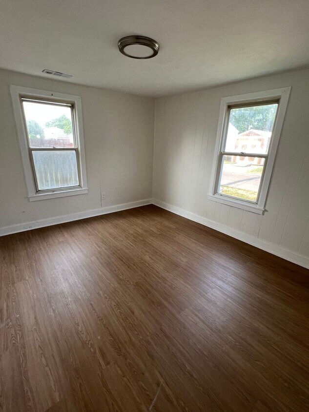 Building Photo - 1 bedroom 1 bathroom bungalow for rent