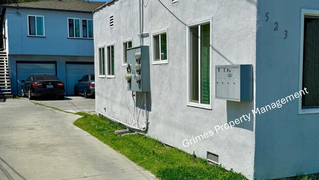 Building Photo - 523 N Willow Ave