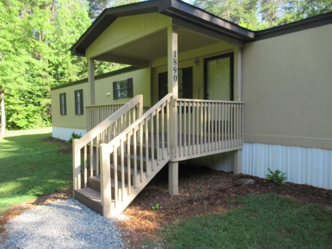 Building Photo - For Rent in the desirable North Lincoln Sc...